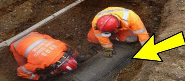 Άκουγαν περίεργους ήχους από τους σωλήνες! Μόλις τους άνοιξαν δεν πίστευαν στα μάτια τους! (βίντεο)